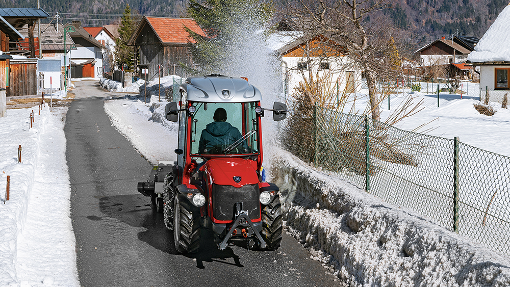 Compacte Antonio Carraro trekker in sneeuw