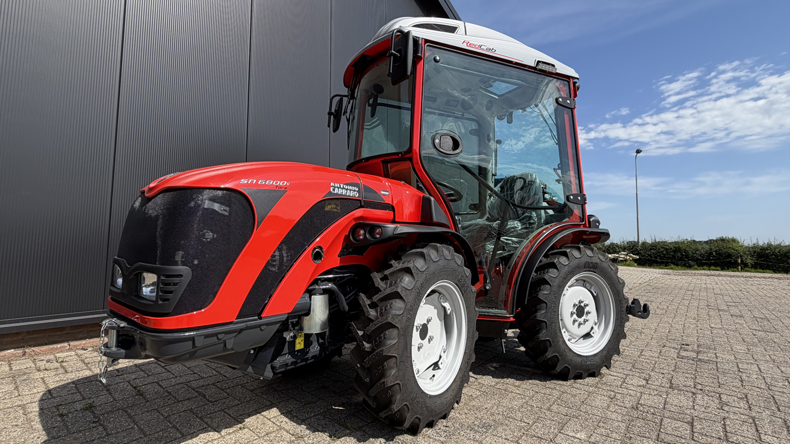 Antonio Carraro trekker afgeleverd