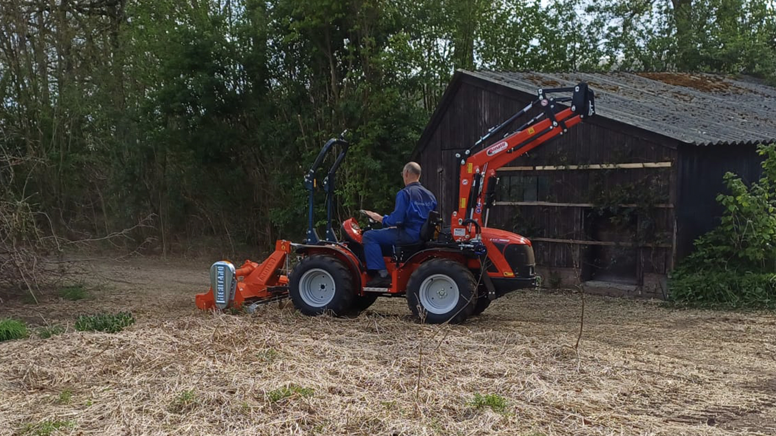 Antonio Carraro TTR 3800 met voorlader en klepelmaaier afgeleverd